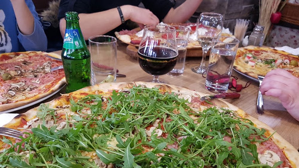 Stol s pizzama